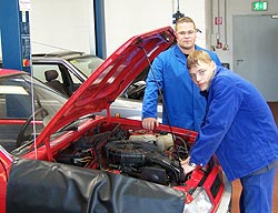 Kraftfahrzeugservicemechaniker/in